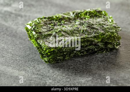 foglie di nori secche su superficie scura, fuoco selettivo Foto Stock