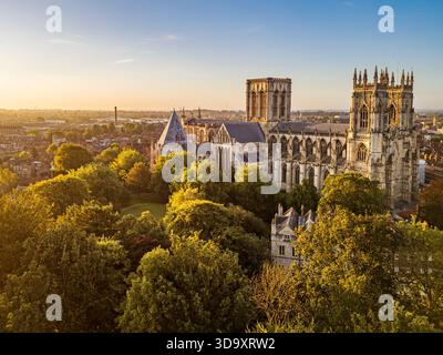 Vista aerea della York Minster, una chiesa composta da architettura gotica nel nord dell'Inghilterra. L'alba sorvolò il centro storico di York Foto Stock