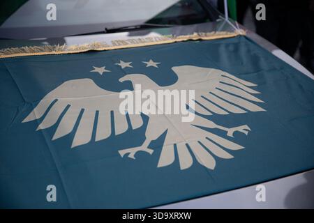 Berlino, Berlino, Germania. 7 dicembre 2025. Domenica 7 dicembre 2025, grandi folle di siriani si riuniscono ad Alexanderplatz a Berlino, in Germania, sventolando le bandiere siriane e tedesche e cantando "libertà per la Siria" prima dell'anniversario di lunedì, segnando la caduta dell'ex regime di Assad. Molti giovani si sono Uniti alla celebrazione, che ha attirato famiglie, attivisti e membri della diaspora siriana, che hanno espresso speranza e solidarietà. (Credit Image: © Michael Kuenne/PRESSCOV via ZUMA Press Wire) SOLO PER USO EDITORIALE! Non per USO commerciale! Foto Stock