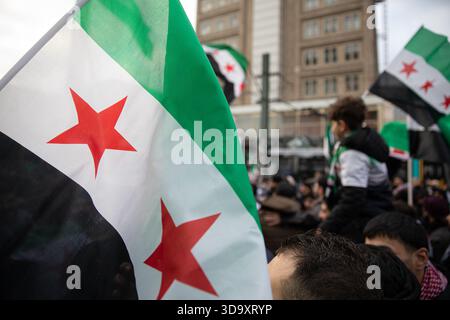 Berlino, Berlino, Germania. 7 dicembre 2025. Domenica 7 dicembre 2025, grandi folle di siriani si riuniscono ad Alexanderplatz a Berlino, in Germania, sventolando le bandiere siriane e tedesche e cantando "libertà per la Siria" prima dell'anniversario di lunedì, segnando la caduta dell'ex regime di Assad. Molti giovani si sono Uniti alla celebrazione, che ha attirato famiglie, attivisti e membri della diaspora siriana, che hanno espresso speranza e solidarietà. (Credit Image: © Michael Kuenne/PRESSCOV via ZUMA Press Wire) SOLO PER USO EDITORIALE! Non per USO commerciale! Foto Stock