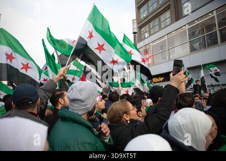 Berlino, Berlino, Germania. 7 dicembre 2025. Domenica 7 dicembre 2025, grandi folle di siriani si riuniscono ad Alexanderplatz a Berlino, in Germania, sventolando le bandiere siriane e tedesche e cantando "libertà per la Siria" prima dell'anniversario di lunedì, segnando la caduta dell'ex regime di Assad. Molti giovani si sono Uniti alla celebrazione, che ha attirato famiglie, attivisti e membri della diaspora siriana, che hanno espresso speranza e solidarietà. (Credit Image: © Michael Kuenne/PRESSCOV via ZUMA Press Wire) SOLO PER USO EDITORIALE! Non per USO commerciale! Foto Stock