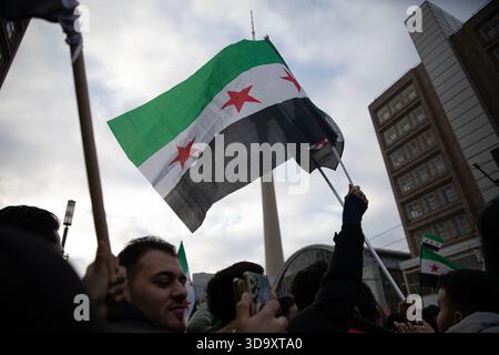 Berlino, Berlino, Germania. 7 dicembre 2025. Domenica 7 dicembre 2025, grandi folle di siriani si riuniscono ad Alexanderplatz a Berlino, in Germania, sventolando le bandiere siriane e tedesche e cantando "libertà per la Siria" prima dell'anniversario di lunedì, segnando la caduta dell'ex regime di Assad. Molti giovani si sono Uniti alla celebrazione, che ha attirato famiglie, attivisti e membri della diaspora siriana, che hanno espresso speranza e solidarietà. (Credit Image: © Michael Kuenne/PRESSCOV via ZUMA Press Wire) SOLO PER USO EDITORIALE! Non per USO commerciale! Foto Stock