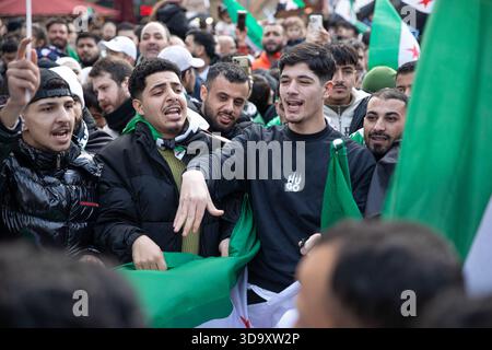 Berlino, Berlino, Germania. 7 dicembre 2025. Domenica 7 dicembre 2025, grandi folle di siriani si riuniscono ad Alexanderplatz a Berlino, in Germania, sventolando le bandiere siriane e tedesche e cantando "libertà per la Siria" prima dell'anniversario di lunedì, segnando la caduta dell'ex regime di Assad. Molti giovani si sono Uniti alla celebrazione, che ha attirato famiglie, attivisti e membri della diaspora siriana, che hanno espresso speranza e solidarietà. (Credit Image: © Michael Kuenne/PRESSCOV via ZUMA Press Wire) SOLO PER USO EDITORIALE! Non per USO commerciale! Foto Stock