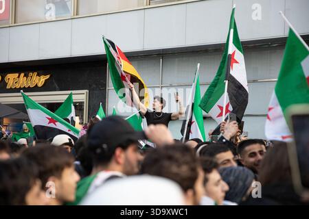 Berlino, Berlino, Germania. 7 dicembre 2025. Domenica 7 dicembre 2025, grandi folle di siriani si riuniscono ad Alexanderplatz a Berlino, in Germania, sventolando le bandiere siriane e tedesche e cantando "libertà per la Siria" prima dell'anniversario di lunedì, segnando la caduta dell'ex regime di Assad. Molti giovani si sono Uniti alla celebrazione, che ha attirato famiglie, attivisti e membri della diaspora siriana, che hanno espresso speranza e solidarietà. (Credit Image: © Michael Kuenne/PRESSCOV via ZUMA Press Wire) SOLO PER USO EDITORIALE! Non per USO commerciale! Foto Stock