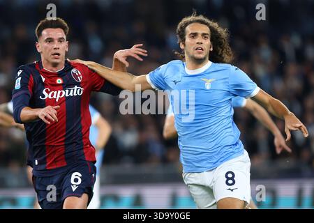 Roma, Italia. 7 dicembre 2025. Nikola Moro di Bologna si aggiudica il pallone con Matteo Guendouzi della Lazio durante la partita di serie A tra SS Lazio e Bologna FC il 7 dicembre 2025 allo Stadio Olimpico di Roma, Italia - Credit: Federico Proietti / Alamy Live News Foto Stock
