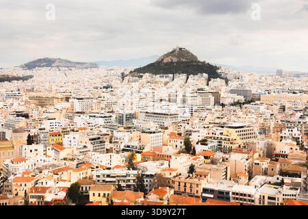 Vista del paesaggio urbano sull'estesa città di Atene, Grecia e il Colle di Licabetto dall'Acropoli. Foto Stock