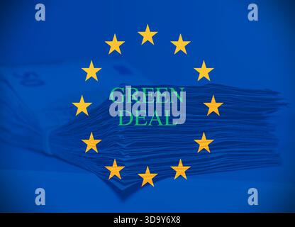 Un mucchio di cinquanta euro sul tavolo con "Green Deal". Foto Stock