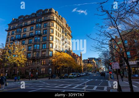 Vista di Massachusetts Avenue a Boston, con edifici storici in mattoni e una struttura torreggiante in una giornata di sole e frizzante, ideale per i viaggi e la vita cittadina Foto Stock