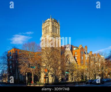 Vista di Massachusetts Avenue a Boston, con edifici storici in mattoni e una struttura torreggiante in una giornata di sole e frizzante, ideale per i viaggi e la vita cittadina Foto Stock
