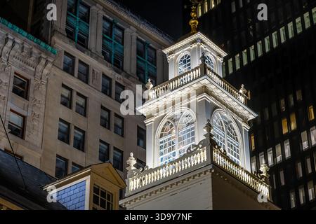 Storica Old State House di Boston illuminata di notte, circondata da edifici moderni; ideale per temi storici, di viaggio e culturali Foto Stock