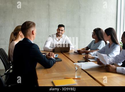 Giovani Business Team multietnici collaborano all'Office Meeting su idee innovative di progetto Foto Stock