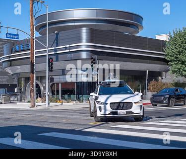 Los Angeles, CA, Stati Uniti d'America – 7 dicembre 2025: Waymo, un'auto a guida autonoma, guida presso il Tesla Diner sul Santa Monica Boulevard a Los Angeles, CALIFORNIA. Foto Stock