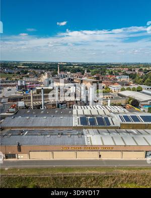 Vista aerea della John Smith's Brewery a Tadcaster, North Yorkshire, di proprietà di Heineken UK, in una giornata di sole con cielo blu. Foto Stock