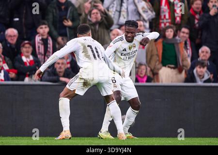 Eduardo Camavinga del Real Madrid CF festeggia con il suo compagno di squadra Kylian Mbappe del Real Madrid CF dopo aver segnato il secondo gol della squadra durante il LaLig Foto Stock