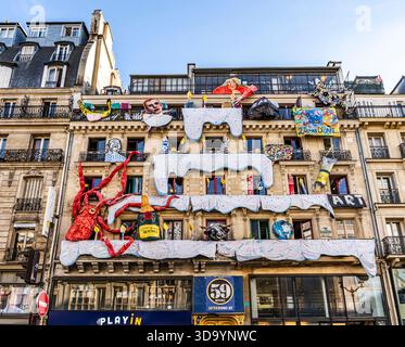 Facciata colorata del 59 Rivoli, iconica galleria d'arte contemporanea e residenza d'artista in Rue de Rivoli, nota per i suoi spazi creativi, a Parigi, Francia Foto Stock