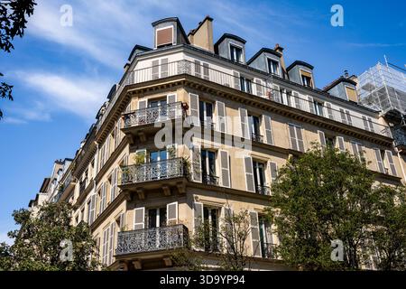 Facciata di un tipico ed elegante edificio residenziale in stile Haussmann con ringhiere e balconi in ferro battuto, nel centro di Parigi, in Francia Foto Stock