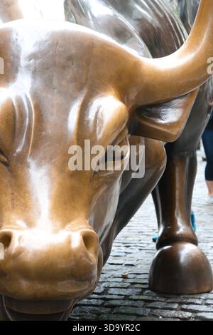 Scultura Wall Street Bull da vicino Foto Stock