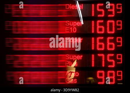I prezzi del carburante in un distributore di benzina vicino a Colonia. I prelievi sui combustibili fossili stanno rendendo il rifornimento sempre più costoso - il prezzo nazionale della CO2 sulla benzina e sul diesel continua ad aumentare nel 2026. (Immagine tematica, immagine simbolica) Colonia, 07.12.2025 Foto Stock