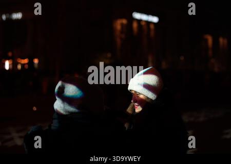 Varsavia, Polonia. 6 dicembre 2025. I visitatori sono visti al primo mercato di Natale in stile "Jarmark" della città a Varsavia, Polonia, il 7 dicembre 2025. (Foto di Jaap Arriens/Sipa USA) credito: SIPA USA/Alamy Live News Foto Stock