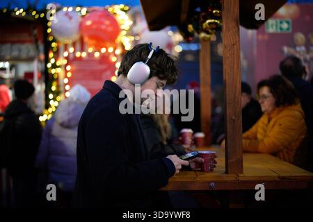 Varsavia, Polonia. 6 dicembre 2025. I visitatori sono visti al primo mercato di Natale in stile "Jarmark" della città a Varsavia, Polonia, il 7 dicembre 2025. (Foto di Jaap Arriens/Sipa USA) credito: SIPA USA/Alamy Live News Foto Stock