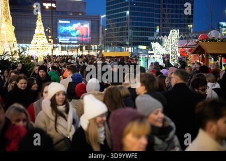 Varsavia, Polonia. 6 dicembre 2025. I visitatori sono visti al primo mercato di Natale in stile "Jarmark" della città a Varsavia, Polonia, il 7 dicembre 2025. (Foto di Jaap Arriens/Sipa USA) credito: SIPA USA/Alamy Live News Foto Stock