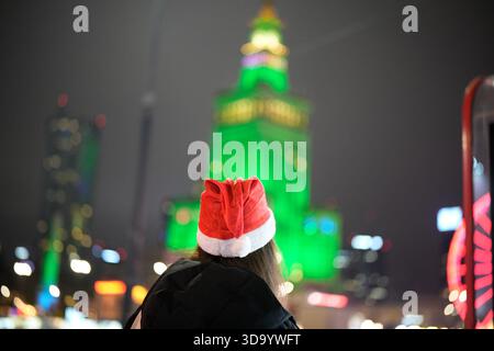 Varsavia, Polonia. 6 dicembre 2025. I visitatori sono visti al primo mercato di Natale in stile "Jarmark" della città a Varsavia, Polonia, il 7 dicembre 2025. (Foto di Jaap Arriens/Sipa USA) credito: SIPA USA/Alamy Live News Foto Stock