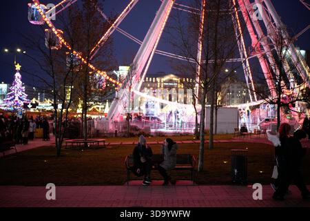 Varsavia, Polonia. 6 dicembre 2025. I visitatori sono visti al primo mercato di Natale in stile "Jarmark" della città a Varsavia, Polonia, il 7 dicembre 2025. (Foto di Jaap Arriens/Sipa USA) credito: SIPA USA/Alamy Live News Foto Stock