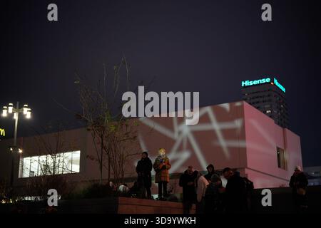 Varsavia, Polonia. 6 dicembre 2025. I visitatori sono visti al primo mercato di Natale in stile "Jarmark" della città a Varsavia, Polonia, il 7 dicembre 2025. (Foto di Jaap Arriens/Sipa USA) credito: SIPA USA/Alamy Live News Foto Stock