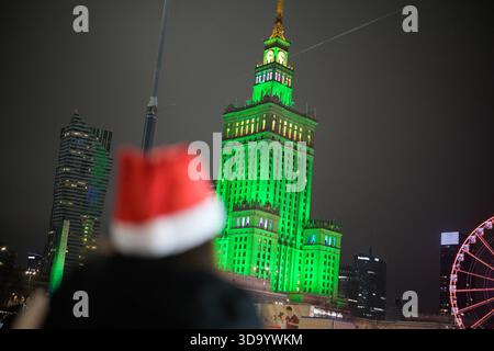 Varsavia, Polonia. 6 dicembre 2025. I visitatori sono visti al primo mercato di Natale in stile "Jarmark" della città a Varsavia, Polonia, il 7 dicembre 2025. (Foto di Jaap Arriens/Sipa USA) credito: SIPA USA/Alamy Live News Foto Stock