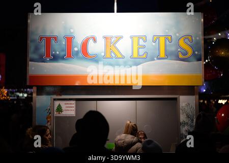 Varsavia, Polonia. 6 dicembre 2025. I visitatori sono visti al primo mercato di Natale in stile "Jarmark" della città a Varsavia, Polonia, il 7 dicembre 2025. (Foto di Jaap Arriens/Sipa USA) credito: SIPA USA/Alamy Live News Foto Stock