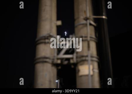 Varsavia, Polonia. 6 dicembre 2025. Una croce illuminata è visibile nel santuario cattolico della chiesa della Vergine Maria, che si trova a Varsavia, in Polonia, il 2025 e 7 dicembre. (Foto di Jaap Arriens/Sipa USA) credito: SIPA USA/Alamy Live News Foto Stock