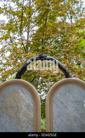 Tomba romantica di una coppia con due mani unite insieme, simbolo dell'amore dopo la morte, nel cimitero di Pere Lachaise, il più grande cimitero di Parigi, Francia Foto Stock
