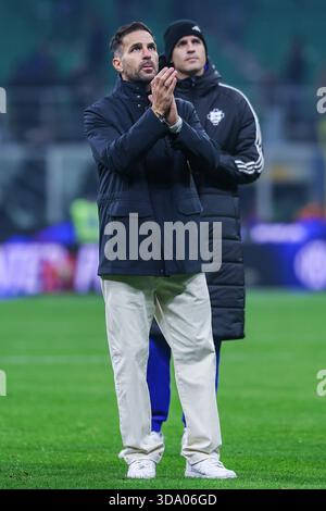 Milano, Italia. 6 dicembre 2025. CESC Fabregas Capo allenatore del Como 1907 accoglie i tifosi al termine della partita di serie A 2025/26 tra FC Internazionale e Como 1907 allo Stadio San Siro di Milano crediti: SOPA Images Limited/Alamy Live News Foto Stock