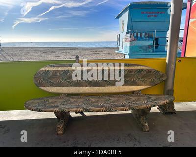 Panca riflettente per tavole da surf sulla spiaggia di Santa Cruz Foto Stock