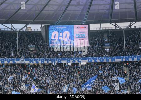 Berlino, Germania. 7 dicembre 2025. GER, Berlino, calcio, Hertha BSC vs. 1. FC Magdeburg, DFB, seconda Bundesliga, stagione 2025/2026, F.l.T.r.: Tabellone segnapunti a led, 0:0, LE NORMATIVE DFB/DFL VIETANO QUALSIASI USO DI FOTOGRAFIE COME SEQUENZE DI IMMAGINI E/O QUASI-VIDEO, 7 DICEMBRE 2025. Credito: HMB Media/Alamy Live News Foto Stock