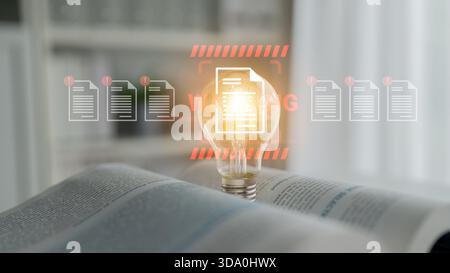 Una lampadina incandescente appollaiata su un libro aperto illustra la fusione di idee e conoscenze in uno spazio di studio moderno. La luce significa innovazione e. Foto Stock