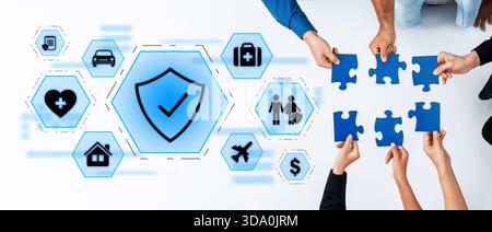 Un team diversificato che collabora per assemblare pezzi di puzzle, illustrando concetti di assicurazione, protezione e crescita aziendale in uno spazio di lavoro moderno Foto Stock
