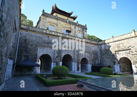 Doan Mon Gate è una delle 5 strutture originali rimaste ancora in piedi presso la Cittadella Imperiale di Thang Long, Hanoi Foto Stock
