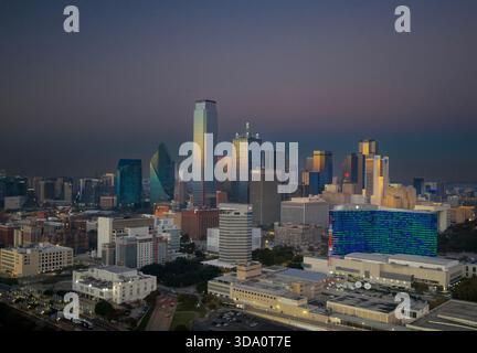 La vista aerea di Dallas rivela una metropoli vasta e vibrante, il suo skyline che si innalza sulle autostrade e i sobborghi estesi attraverso la regione DFW, un hub dell'entroterra Foto Stock