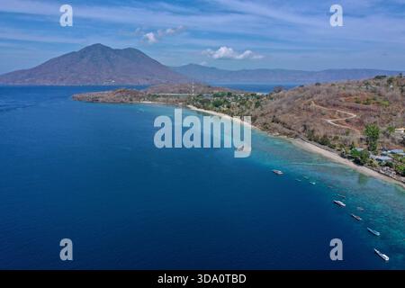 Vista aerea dello stretto di Panta con l'isola pura, un vulcano dormiente, sullo sfondo. Alor, Nusa Tenggara, Indonesia Foto Stock