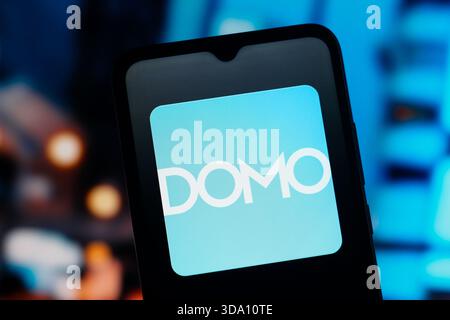 Canada. 7 dicembre 2025. In questa immagine, il logo Domo viene visualizzato sullo schermo di uno smartphone. Credito: SOPA Images Limited/Alamy Live News Foto Stock