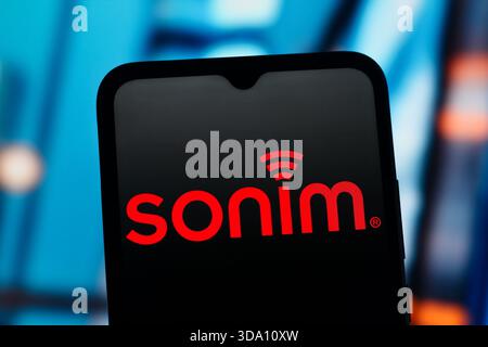 Canada. 7 dicembre 2025. In questa immagine, il logo Sonim Technologies viene visualizzato sullo schermo di uno smartphone. Credito: SOPA Images Limited/Alamy Live News Foto Stock