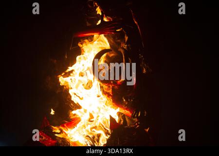 Antigua Guatemala, Guatemala. 8 dicembre 2025. Il fuoco consuma la figura di carta nota come "i tre Diavoli saggi" durante l'incendio del Diavolo alla vigilia della celebrazione della Vergine dell'Immacolata Concezione, festeggiamenti che segnano l'inizio del Natale in Guatemala. Credito: SOPA Images Limited/Alamy Live News Foto Stock