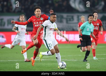 Dawhan di Pechino Guoan (in bianco) nella partita. Suzhou, Cina. 6 dicembre 2025. Pechino Guoan rivendica il titolo dopo aver battuto Henan 3-0 alla finale della Coppa della Federazione calcistica cinese (CFA) 2025 a Suzhou City, nella provincia di Jiangsu, nella Cina orientale, il 6 dicembre 2025. Credito: Yang Bo/China News Service/Alamy Live News Foto Stock