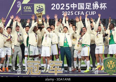 I giocatori di Pechino Guoan mostrano il trofeo del campionato sul podio. Suzhou, Cina. 6 dicembre 2025. Pechino Guoan rivendica il titolo dopo aver battuto Henan 3-0 alla finale della Coppa della Federazione calcistica cinese (CFA) 2025 a Suzhou City, nella provincia di Jiangsu, nella Cina orientale, il 6 dicembre 2025. Credito: Yang Bo/China News Service/Alamy Live News Foto Stock