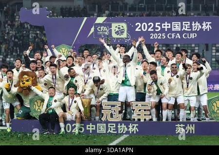 Suzhou, Cina. 6 dicembre 2025. Pechino Guoan rivendica il titolo dopo aver battuto Henan 3-0 alla finale della Coppa della Federazione calcistica cinese (CFA) 2025 a Suzhou City, nella provincia di Jiangsu, nella Cina orientale, il 6 dicembre 2025. Credito: Yang Bo/China News Service/Alamy Live News Foto Stock