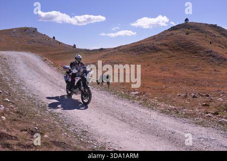 I motociclisti percorrono strade di campagna sterrate in autunno, Lukomir, il monte Bjelasnica, Bosnia ed Erzegovina Foto Stock