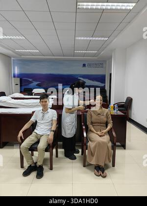 Una foto cattura il governatore di Koh Kong Chhy va (il primo da destra) che partecipa a una sessione di terapia con TCM pratica. Provincia di Guogong, Cambogia.6 dicembre 2025. Il quarto lotto del team medico cinese che ha aiutato i servizi di medicina tradizionale cinese della Cambogia, in collaborazione con China Heavy Machinery Cambodia Tatai Hydropower Co., Ltd., ha svolto congiuntamente un'attività di consultazione medica gratuita su larga scala nella provincia di Kratie, fornendo "servizi medici porta a porta" per i dipendenti sino-cambogiani della Tatai Hydropower Company e gli abitanti del villaggio locale il 6 dicembre 2025, ora locale. Credito: Yang Qiang/China N Foto Stock