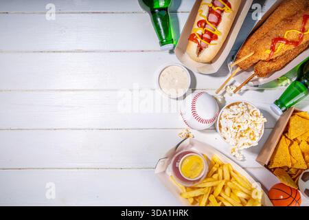 Piatti tradizionali dello stadio e birra di sottofondo, set di vari tipi di baseball, pallacanestro, tifosi di football e spuntini dello stadio, patatine, salse, hot dog, wi-fi Foto Stock