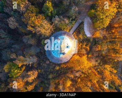 Il sole sorge su Humprecht, un castello di caccia barocco nel Paradiso boemo, circondato da un vivace fogliame autunnale, che crea una splendida esposizione di colori della natura e bellezza architettonica. Foto Stock